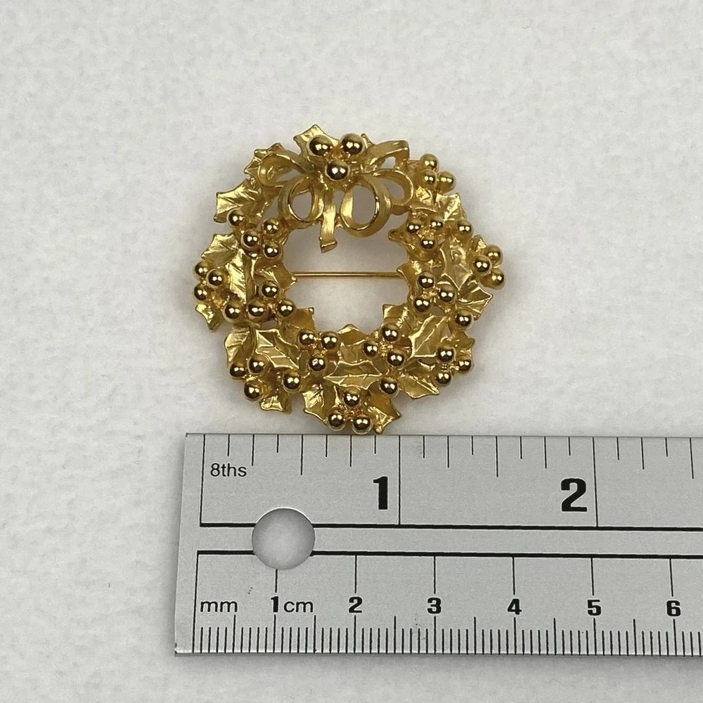 Vintage Gold Tone Christmas Holly Wreath Brooch Holiday Pin with Bow Accessory - Picture 3 of 3